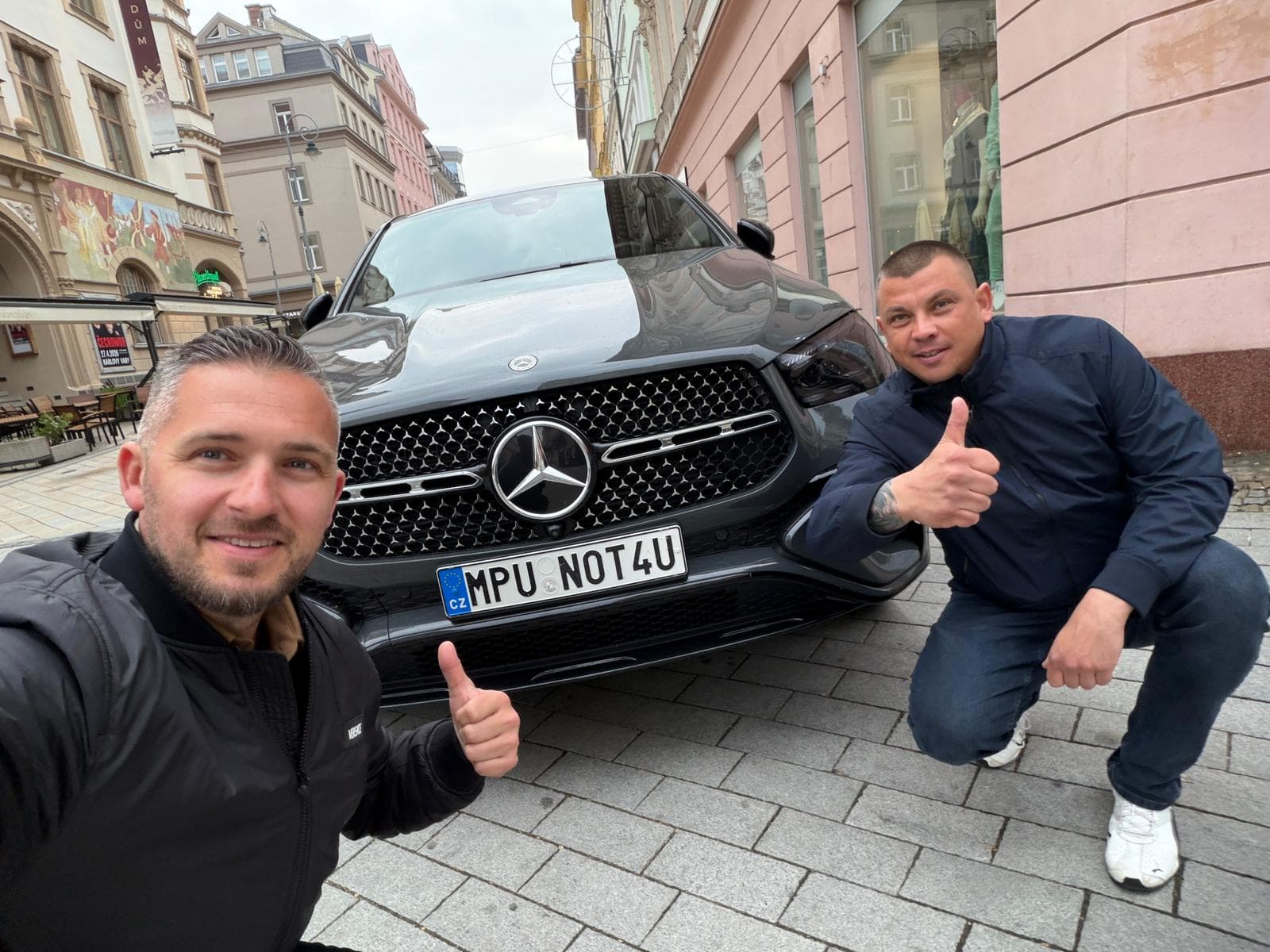 Robert Renelt (rechts) mit Fahrschulinhaber Radek aus Karlsbad, persönliche Vermittlung und deutschsprachige Betreuung für Führerscheine im Ausland.